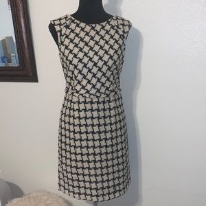 HOBBS white and black patterned dress. Sleeveless. Hidden zipper in back